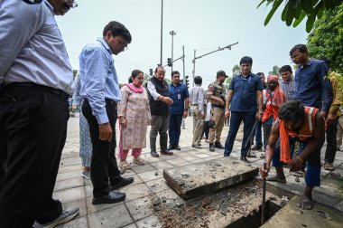 NEW DELHI INDIA 15 Temmuz 2023 Vinai Kumar Saxena Delhi vali yardımcısı, sular altındaki Yamuna sularının Chandgiram Akhara 'da 15 Temmuz 2023' te Yeni Delhi Hindistan 'da sular altında kaldıktan sonra çevre yolunun temizleme ve temizleme sürecini gözden geçirdi. 