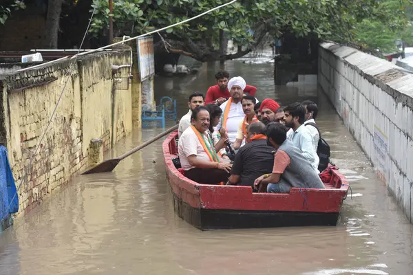 NEW DELHI INDIA 12 Temmuz 2023 Chandhi Chowk milletvekili Harshvardhan 12 Temmuz 2023 'te Yeni Delhi Hindistan' da Yamuna Nehri seviyesini Yamuna Bazar bölgesini ziyaret etti. Fotoğraf: Sonu Mehta Hindustan