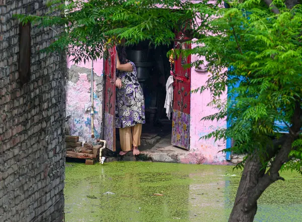 stock image NEW DELHI INDIA JULY 12 2023 Residents shifting their house holds at Khadda Gaon in Jaitpur village as flood water enter residential colony on July 12 2023 in New Delhi India Photo by Vipin Kumar Hindustan Times