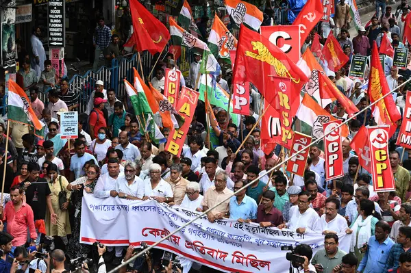 KOLKATA INDIA 13 Temmuz 2023 Sol Cephe Kongresi Partisi ISF ile birlikte Bengal Panktika 2023 seçimleri sırasında şiddete ve insanların öldürülmesine karşı düzenlenen merkezi protesto mitingine katıldı ve Devlet Hükümeti ve Devlet Seçim İletişim Komitesini eleştirdi.