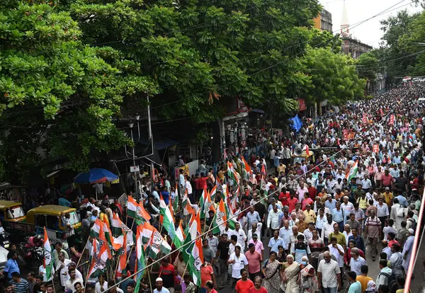 KOLKATA INDIA 13 Temmuz 2023 Sol Cephe Kongresi Partisi ISF ile birlikte Bengal Panktika 2023 seçimleri sırasında şiddete ve insanların öldürülmesine karşı düzenlenen merkezi protesto mitingine katıldı ve Devlet Hükümeti ve Devlet Seçim İletişim Komitesini eleştirdi.