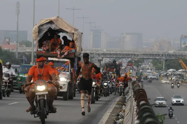 stock image GURUGRAM INDIA JULY 14 2023 Dak Kanwariyas carries holy Ganga water seen on the eve of the Shivaratri festival on NH 48 near sector 31 flyover on July 14 2023 in Gurugram India Photo by Parveen Kumar Hindustan times