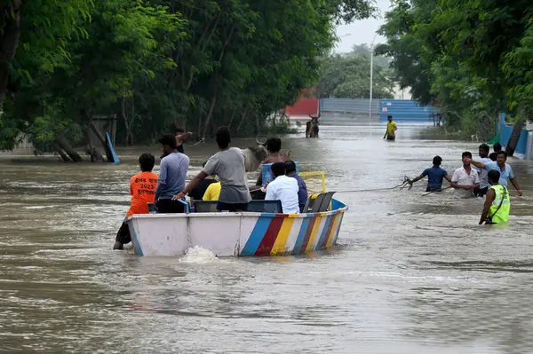 14 Temmuz 2023 tarihinde Noida Hindistan 'da 137. Bölge' de şiddetli muson yağmurları sonrasında Yamuna Nehri 'nde sırılsıklam olan insanlar kurtarılırken görüldü. Fotoğraf: Sunil Ghosh Hindustan Times