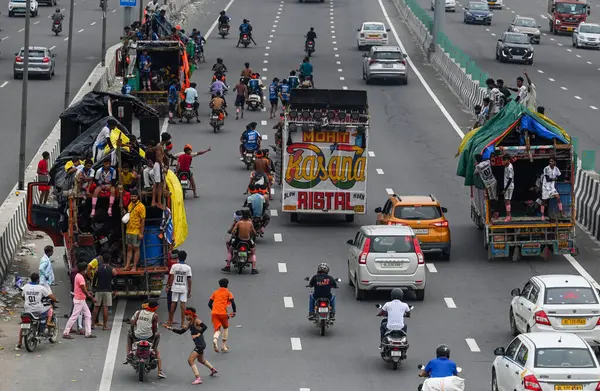 NEW DELHI INDIA 15 HAZİRAN 2023 Dak Kanwariyas 15 Temmuz 2023 tarihinde Yeni Delhi Hindistan 'da Raj K Raj Hindustan Times' ın çektiği fotoğraf vesilesiyle Haridwar 'daki Ganga Nehri' nden doğdukları yere kutsal su taşırken görüldü.