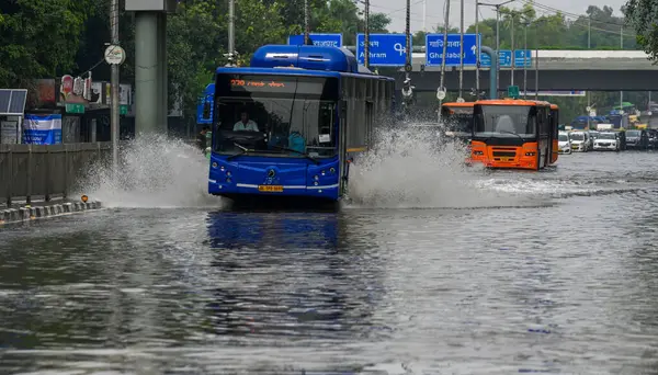 Yeni DELHI INDIA 15 Temmuz 2023 'te Yeni Delhi Hindistan' da 15 Temmuz 2023 'te şiddetli muson yağmurlarının ardından Yamuna Nehri' nin su seviyelerinin yükselmesi nedeniyle su dolu ITO Vikas Marg 'ı boyunca ilerlediler.