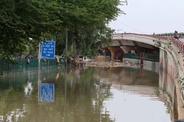 NEW DELHI INDIA 15 HAZİRAN 2023 Sel Hanuman Mandir yakınlarında 15 Temmuz 2023 tarihinde Yeni Delhi Hindistan 'da Yamuna Çarşısı' nın karşısında sular altında kaldı.