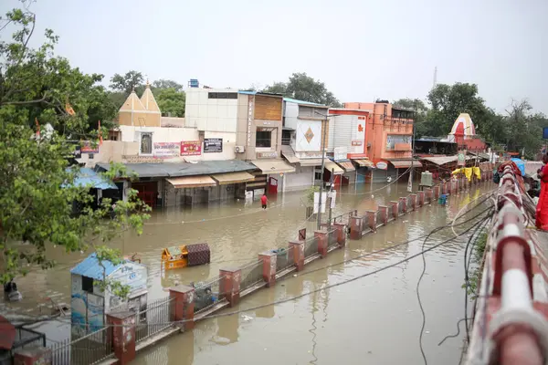 NEW DELHI INDIA 15 HAZİRAN 2023 Sel Hanuman Mandir yakınlarında 15 Temmuz 2023 tarihinde Yeni Delhi Hindistan 'da Yamuna Çarşısı' nın karşısında sular altında kaldı.