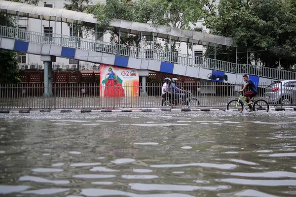 NEW DELHI INDIA 15 HAZİRAN 2023 Sel 15 Temmuz 2023 'te Yeni Delhi Hindistan' da ITO 'da sular altında kaldı. Nehrin su seviyesi 45 yılı aşkın bir süredir tüm zamanların en yüksek seviyesine ulaştıktan sonra Çarşamba gününden beri yükseliyor. Yetkililer binlerce F' yi tahliye etti.