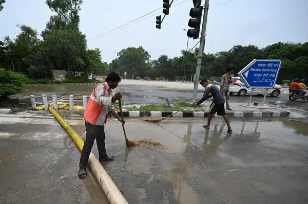 NEW DELHI INDIA 15 Temmuz 2023 PWD MCD çalışanları ile birlikte Chandgiram Akhara 'da 15 Temmuz 2023 tarihinde Yamuna Nehri' nin kenarındaki Halka Yolu 'nda kaldı.