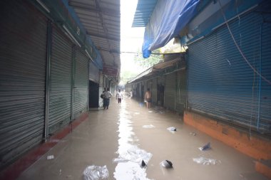 NEW DELHI INDIA 15 HAZİRAN 2023 Sel basmış manastır pazarı Yamuna nehri, 15 Temmuz 2023 'te Yeni Delhi Hindistan' da ITO 'nun yakınlarındaki sivil hatlarda sular altında kalırken nehrin su seviyesi Çarşamba gününden beri yükseliyor.