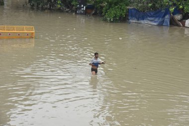 NEW DELHI INDIA 15 HAZİRAN 2023 Kızıl Kale 'nin arkasındaki sel basmış yol Yamuna Nehri' nin Yeni Delhi Hindistan 'da 15 Temmuz 2023' te Hanuman Tapınağı 'nın yakınlarındaki bölgeleri sular altında bırakmasıyla nehrin su seviyesi Çarşamba gününden beri yükseliyor.