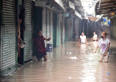 NEW DELHI INDIA 15 HAZİRAN 2023 Sel basmış manastır pazarı Yamuna nehri, 15 Temmuz 2023 'te Yeni Delhi Hindistan' da ITO 'nun yakınlarındaki sivil hatlarda sular altında kalırken nehrin su seviyesi Çarşamba gününden beri yükseliyor.