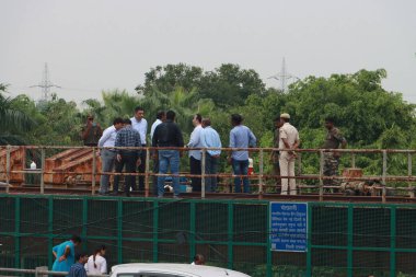 NEW DELHI INDIA 15 Temmuz 2023 Hint Ordusu Mühendislik Alayı yetkilileri 15 Temmuz 2023 'te Yeni Delhi Hindistan' da Yamuna Köprüsü 'nün açılması için çalışıyorlar.