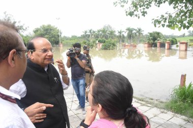 NEW DELHI INDIA 15 Temmuz 2023 Delhi Vali Yardımcısı Vinai Kumar Saxena memurlarla birlikte 15 Temmuz 2023 tarihinde Yeni Delhi Hindistan 'da sel baskınından etkilenen bölgeyi inceliyor nehrin su seviyesi Çarşamba gününden beri yükseliyor