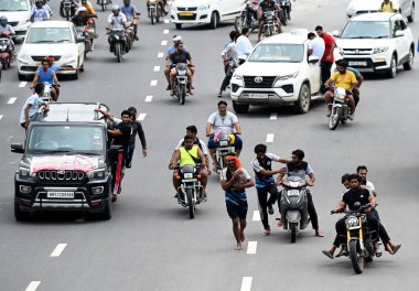 NOIDA İNDİYA 15 Temmuz 2023 Shivratri Kawariya 'nın Dak Kavad' ı taşıdığı gün 15 Temmuz 2023 Noida Hindistan Fotoğrafı: Sunil Ghosh Hindustan Times