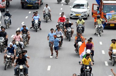 NOIDA İNDİYA 15 Temmuz 2023 Shivratri Kawariya 'nın Dak Kavad' ı taşıdığı gün 15 Temmuz 2023 Noida Hindistan Fotoğrafı: Sunil Ghosh Hindustan Times