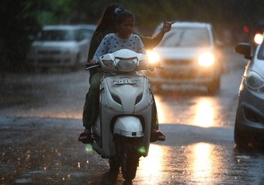 NOIDA INDIA 15 HAZİRAN 2023 Işık yağmurları sırasında 12. Sektör yolunda görüldü. 15 Temmuz 2023 Noida Hindistan Fotoğraf: Sunil Ghosh Hindustan Times