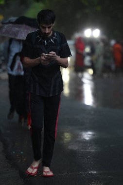 NOIDA INDIA 15 HAZİRAN 2023 Işık yağmurları sırasında 12. Sektör yolunda görüldü. 15 Temmuz 2023 Noida Hindistan Fotoğraf: Sunil Ghosh Hindustan Times