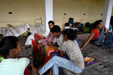 15 Temmuz 2023 'te Noida Hindistan' da muson yağmurları nedeniyle evleri sular altında kaldıktan sonra 137. Bölge yakınlarındaki Yamuna Nehri 'nde yaşayan NoIDA 15 Temmuz 2023' te halk evine taşındı.