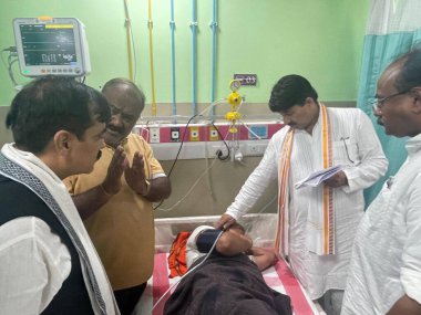 PATNA INDIA 15 Temmuz 2023 BJP Merkez takım üyesi Manoj Tiwari, 15 Temmuz 2023 'te IGIMS' de yaralanan BJP işçileriyle bir araya geldi.