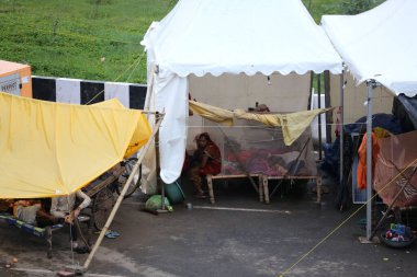 NEW DELHI INDIA 16 HAZİRAN 2023 Sel etkilenen insanlar sabahın erken saatlerinde Mayur Vihar 'ın karşısında 16 Temmuz 2023 tarihinde Yeni Delhi Hindistan' da bir yol kenarı çadırında sivrisinek ağı altında uyuyorlar. Nehrin su seviyesi Çarşamba gününden beri yükseliyor.