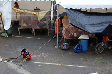 NEW DELHI INDIA 16 HAZİRAN 2023 Sel etkilenen insanlar sabahın erken saatlerinde Mayur Vihar 'ın karşısında 16 Temmuz 2023 tarihinde Yeni Delhi Hindistan' da bir yol kenarı çadırında sivrisinek ağı altında uyuyorlar. Nehrin su seviyesi Çarşamba gününden beri yükseliyor.