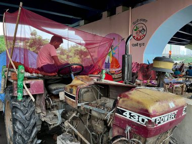 NEW DELHI INDIA 16 HAZİRAN 2023 Sel etkilenen insanlar sabahın erken saatlerinde Mayur Vihar 'ın karşısında 16 Temmuz 2023 tarihinde Yeni Delhi Hindistan' da bir yol kenarı çadırında sivrisinek ağı altında uyuyorlar. Nehrin su seviyesi Çarşamba gününden beri yükseliyor.