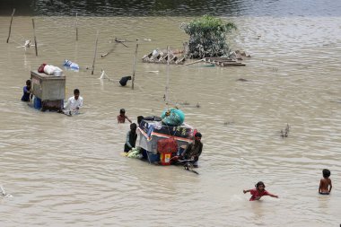 YENİ DELHI INDIA 16 HAZİRAN 2023 Yamuna Flood Ovası 'ndan geçenler, Mayur Vihar' ın karşısındaki su birikintisine akın ederek 16 Temmuz 2023 'te Yeni Delhi Hindistan' da yol kenarındaki çadırda toplandılar.