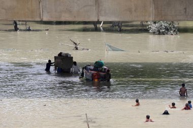 YENİ DELHI INDIA 16 HAZİRAN 2023 Yamuna Flood Ovası 'ndan geçenler, Mayur Vihar' ın karşısındaki su birikintisine akın ederek 16 Temmuz 2023 'te Yeni Delhi Hindistan' da yol kenarındaki çadırda toplandılar.