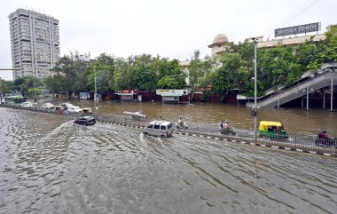 NEW DELHI INDIA 16 HAZİRAN 2023 İTO 'daki şiş Yamuna nehrinin taşkın sularından geçen 16 Temmuz 2023' te Yeni Delhi Hindistan 'da nehrin su seviyesi Çarşamba gününden beri yükseliyor.