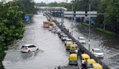 NEW DELHI INDIA 16 HAZİRAN 2023 İTO 'daki şiş Yamuna nehrinin taşkın sularından geçen 16 Temmuz 2023' te Yeni Delhi Hindistan 'da nehrin su seviyesi Çarşamba gününden beri yükseliyor.