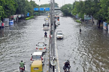 NEW DELHI INDIA 16 HAZİRAN 2023 İTO 'daki şiş Yamuna nehrinin taşkın sularından geçen 16 Temmuz 2023' te Yeni Delhi Hindistan 'da nehrin su seviyesi Çarşamba gününden beri yükseliyor.