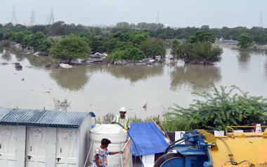 NEW DELHI INDIA 16 Temmuz 2023 Sel suyunun çekilmesinden ve Mayur Vihar Evresi yakınlarındaki durumun iyileşmesinden sonra 16 Temmuz 2023 'te Yeni Delhi Hindistan' da nehrin su seviyesi Çarşamba gününden beri yükseliyor.