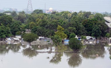 NEW DELHI INDIA 16 Temmuz 2023 Sel suyunun çekilmesinden ve Mayur Vihar Evresi yakınlarındaki durumun iyileşmesinden sonra 16 Temmuz 2023 'te Yeni Delhi Hindistan' da nehrin su seviyesi Çarşamba gününden beri yükseliyor.