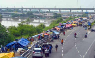 NEW DELHI INDIA 16 Temmuz 2023 Sel suyunun çekilmesinden ve Mayur Vihar Evresi yakınlarındaki durumun iyileşmesinden sonra 16 Temmuz 2023 'te Yeni Delhi Hindistan' da nehrin su seviyesi Çarşamba gününden beri yükseliyor.