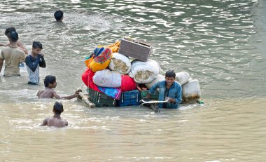 NEW DELHI INDIA 16 Temmuz 2023 Sel suyunun çekilmesinden ve Mayur Vihar Evresi yakınlarındaki durumun iyileşmesinden sonra 16 Temmuz 2023 'te Yeni Delhi Hindistan' da nehrin su seviyesi Çarşamba gününden beri yükseliyor.