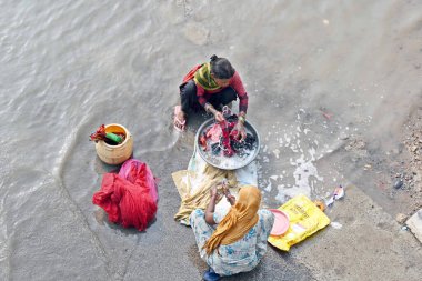 NEW DELHI INDIA 16 Temmuz 2023 sel suları çekildikten sonra Yamuna Khadar 'da giysileri yıkayan yerel halk 16 Temmuz 2023' te Yeni Delhi Hindistan 'da Mayur Vihar Evresi' nin yakınlarındaki durum iyileşiyor.