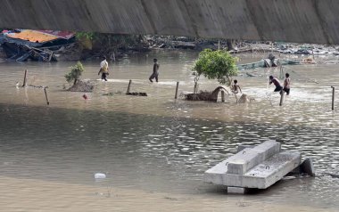 NEW DELHI INDIA 16 Temmuz 2023 Sel suyunun çekilmesinden ve Mayur Vihar Evresi yakınlarındaki durumun iyileşmesinden sonra 16 Temmuz 2023 'te Yeni Delhi Hindistan' da nehrin su seviyesi Çarşamba gününden beri yükseliyor.