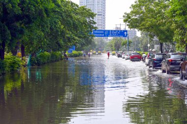 NEW DELHI INDIA 16 HAZİRAN 2023 Yamuna Nehri 'nin taşkın sularından 16 Temmuz 2023 tarihinde Yeni Delhi Hindistan' da WHO binası yakınlarındaki halka yolundan geçen nehrin su seviyesi Çarşamba gününden beri yükseliyor.