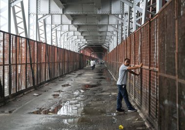NEW DELHI INDIA 16 HAZİRAN 2023, Loha Pul 'u 16 Temmuz 2023 sabahı Yeni Delhi Hindistan' da yaşanan sel felaketi göz önüne alındığında nehrin su seviyesi 45 yılı aşkın bir süredir tüm zamanların en yüksek seviyesine ulaştığı çarşambadan beri yükseliyor.