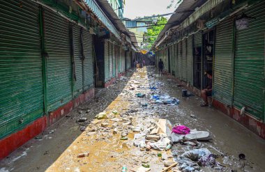 NEW DELHI INDIA 16 HAZİRAN 2023 ISBT yakınlarındaki bir manastır manzarası sel sularının çekilmesinin ardından 16 Temmuz 2023 'te Yeni Delhi Hindistan' da insanlar dükkanlarını temizlerken nehrin su seviyesi Çarşamba gününden beri yükseliyor.