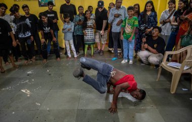 MUMBAI INDIA 15 Temmuz 2023 Bollywood şarkıcısı Baadshah Dharavi Dream Project 'i ziyaret etti ve Dharavi projesindeki çocuklar için bir sanat stüdyosu kurdu ve 15 Temmuz 2023' te Hindistan 'da Dharavi Dr