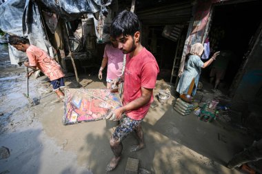 NEW DELHI INDIA 17 HAZİRAN 2023 Yamuna Çarşısı sakinleri, 17 Temmuz 2023 'te Yeni Delhi Hindistan' da Sanchit Khanna Hindustan Times 'ın çektiği fotoğrafta, Yamuna Nehri seviyesinin düşürülmesinin ardından evlerinde birikmiş alüvyonların temizlendiği görüldü.