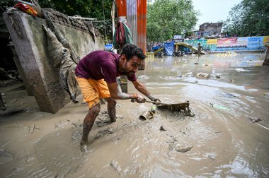 NEW DELHI INDIA 17 HAZİRAN 2023 Yamuna Çarşısı sakinleri, 17 Temmuz 2023 'te Yeni Delhi Hindistan' da Sanchit Khanna Hindustan Times 'ın çektiği fotoğrafta, Yamuna Nehri seviyesinin düşürülmesinin ardından evlerinde birikmiş alüvyonların temizlendiği görüldü.