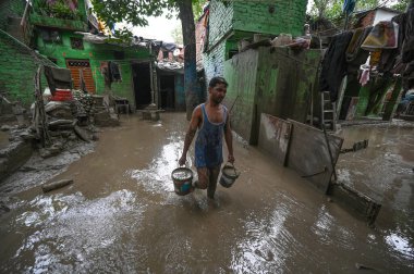 NEW DELHI INDIA 17 HAZİRAN 2023 Yamuna Çarşısı sakinleri, 17 Temmuz 2023 'te Yeni Delhi Hindistan' da Sanchit Khanna Hindustan Times 'ın çektiği fotoğrafta, Yamuna Nehri seviyesinin düşürülmesinin ardından evlerinde birikmiş alüvyonların temizlendiği görüldü.