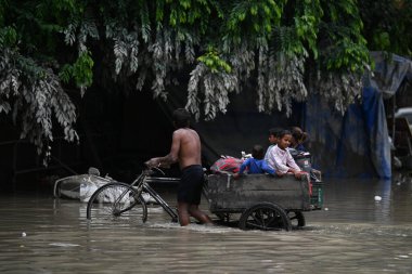 NEW DELHI INDIA 17 HAZİRAN 2023 Yamuna Çarşısı sakinleri, 17 Temmuz 2023 'te Yeni Delhi Hindistan' da Sanchit Khanna Hindustan Times 'ın çektiği fotoğrafta, Yamuna Nehri seviyesinin düşürülmesinin ardından evlerinde birikmiş alüvyonların temizlendiği görüldü.