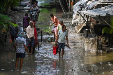 NEW DELHI INDIA 17 HAZİRAN 2023 Yamuna Çarşısı sakinleri, 17 Temmuz 2023 'te Yeni Delhi Hindistan' da Sanchit Khanna Hindustan Times 'ın çektiği fotoğrafta, Yamuna Nehri seviyesinin düşürülmesinin ardından evlerinde birikmiş alüvyonların temizlendiği görüldü.