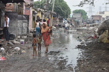 NEW DELHI INDIA 17 Temmuz 2023 Eski Usman Pur Köyü 'nde Temizlik yapan insanlar 17 Temmuz 2023' te Yeni Delhi Hindistan Fotoğrafı: Sonu mehta Hindustan Times
