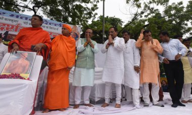 NEW DELHI INDIA 17 Temmuz 2023 BJP Delhi Başkanı Virendra Sachdeva, hayranları ile birlikte, 17 Temmuz 2023 'te Jantar Mantar' da bir Jain rahibinin vahşice öldürülmesini protesto etmek için sessizce oturuyorlar. Fotoğraf: Sonu mehta Hindustan Times