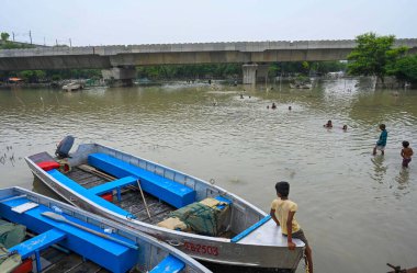 NEW DELHI INDIA 17 Temmuz 2023, Sel baskını nedeniyle 17 Temmuz 2023 'te Vipin Kumar Hindustan Times tarafından Yeni Delhi' de Mayur Vihar Faz I 'nın altında ve üzerinde daha güvenli yerlere taşınmak için traktör ve el arabası kullanıldı.